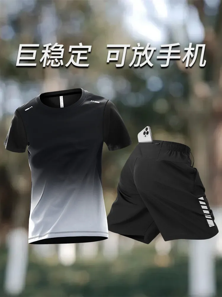 Running Gear Outfit - ชุดวิ่งผู้ชายพร้อมกางเกงขาสั้นมีช่องใส่โทรศัพท์ - ชุดกีฬาแห้งเร็วสำหรับฤดูร้อนปี 2026 - อุปกรณ์ระดับโปรสำหรับการวิ่งจ๊อกกิ้งตอนเช้า